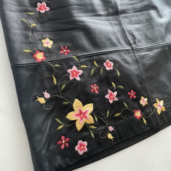 Vintage black genuine leather floral embroidered mini skirt - Picture 5 of 7